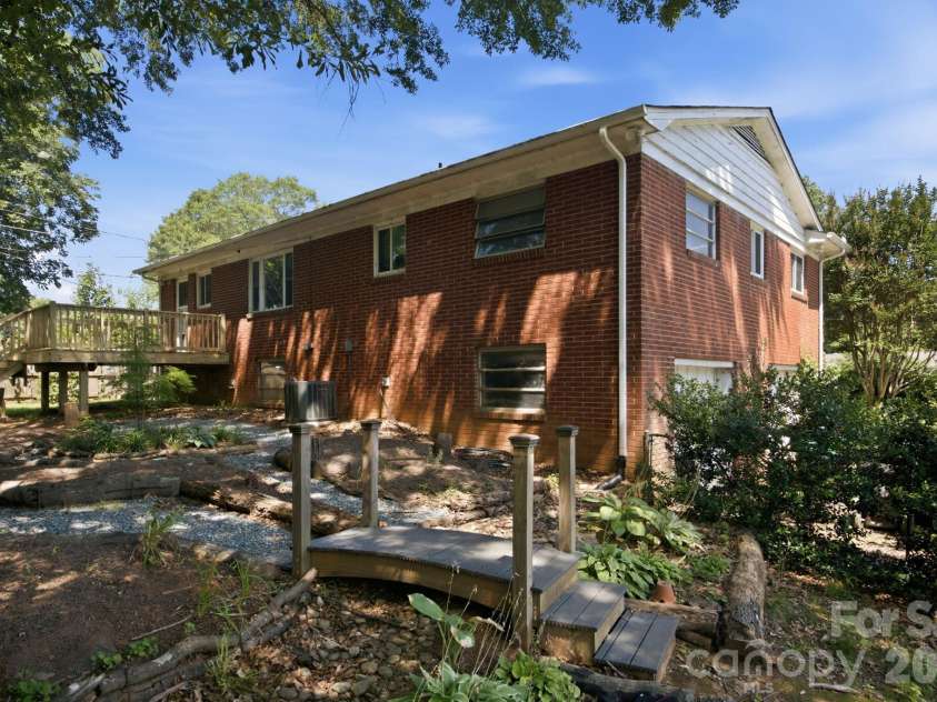 3800 Arvin Drive, Charlotte, NC 28269.  MLS# CAR4401835, YatesRealty ID 37793. 