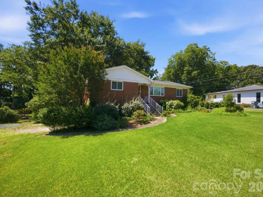 3800 Arvin Drive, Charlotte, NC 28269.  MLS# CAR4401835, YatesRealty ID 37793. 