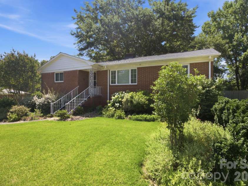 3800 Arvin Drive, Charlotte, NC 28269.  MLS# CAR4401835, YatesRealty ID 37793. 