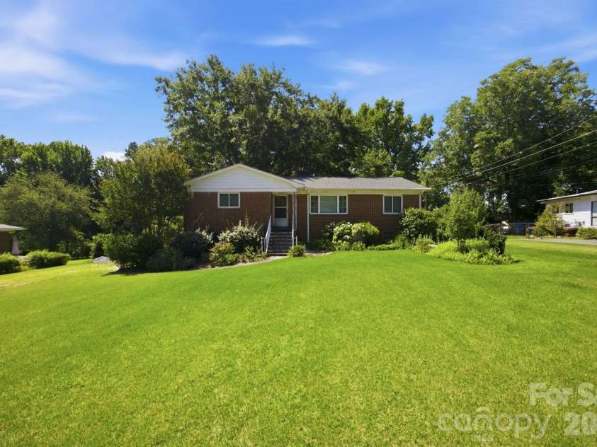 3800 Arvin Drive, Charlotte, NC 28269.  MLS# CAR4401835, YatesRealty ID 37793. 