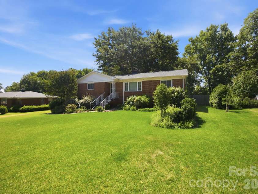 3800 Arvin Drive, Charlotte, NC 28269.  MLS# CAR4401835, YatesRealty ID 37793. 