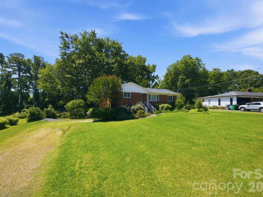 3800 Arvin Drive, Charlotte, NC 28269.  MLS# CAR4401835, YatesRealty ID 37793. 