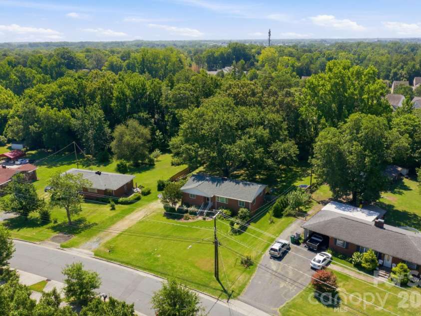 3800 Arvin Drive, Charlotte, NC 28269.  MLS# CAR4401835, YatesRealty ID 37793. 
