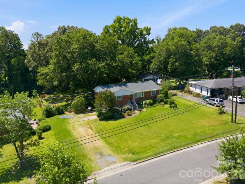 3800 Arvin Drive, Charlotte, NC 28269.  MLS# CAR4401835, YatesRealty ID 37793. 