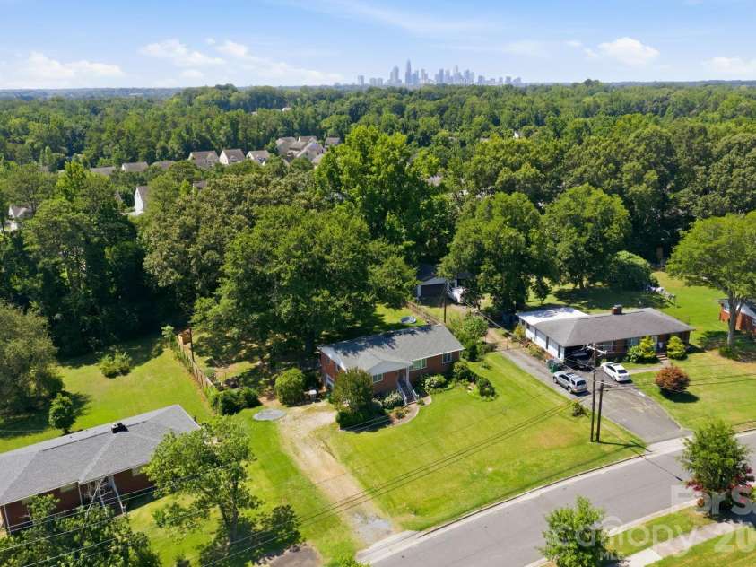 3800 Arvin Drive, Charlotte, NC 28269.  MLS# CAR4401835, YatesRealty ID 37793. 