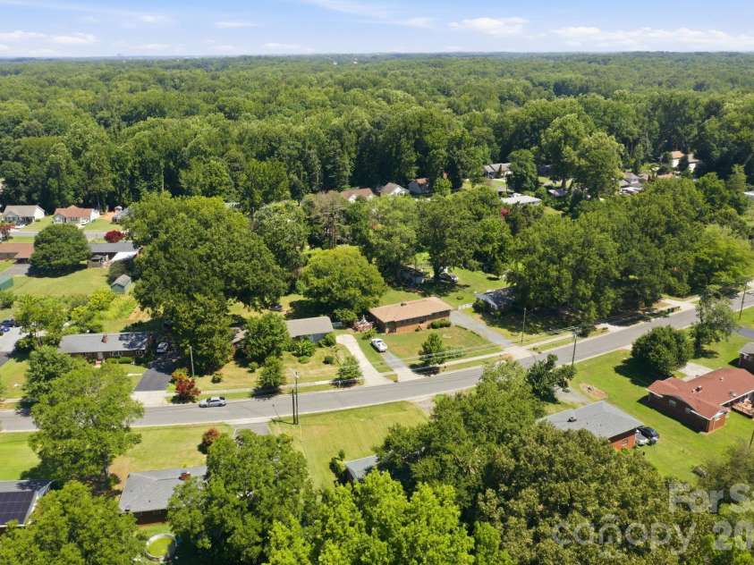 3800 Arvin Drive, Charlotte, NC 28269.  MLS# CAR4401835, YatesRealty ID 37793. 