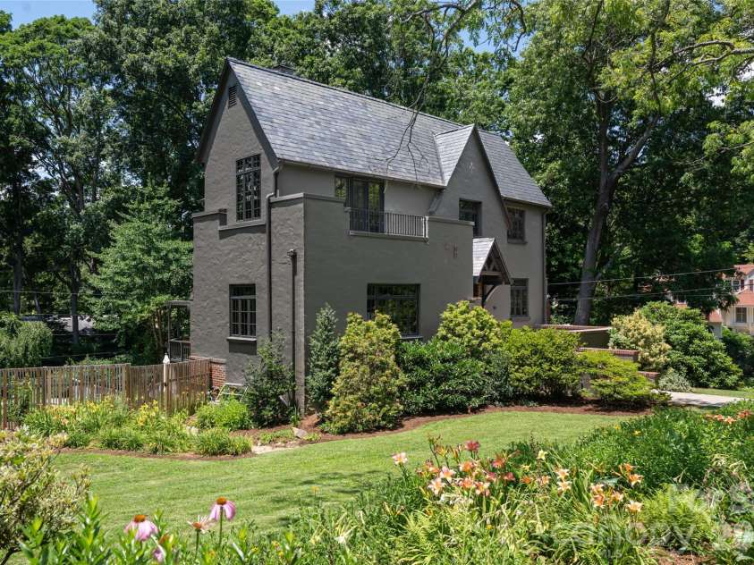 21 Lynwood Road, Asheville, NC 28804.  MLS# CAR4403141, YatesRealty ID 37799. 