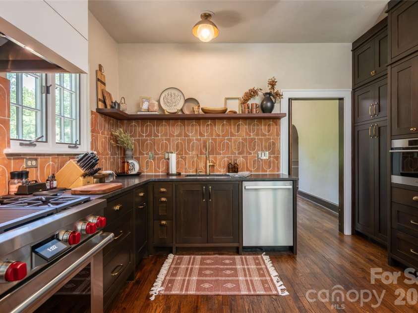 21 Lynwood Road, Asheville, NC 28804.  MLS# CAR4403141, YatesRealty ID 37799. 