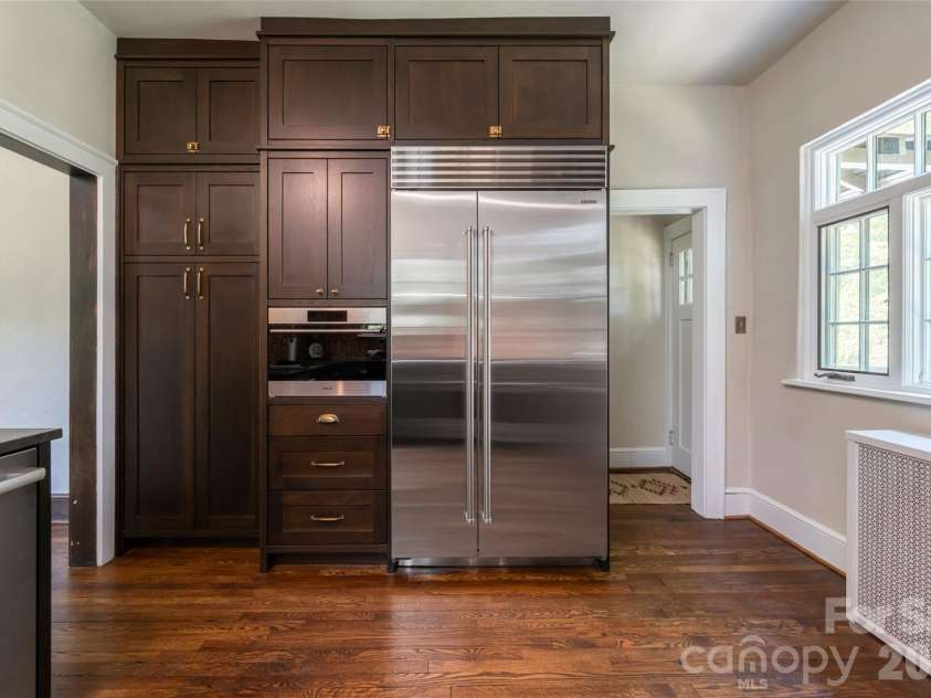 21 Lynwood Road, Asheville, NC 28804.  MLS# CAR4403141, YatesRealty ID 37799. 