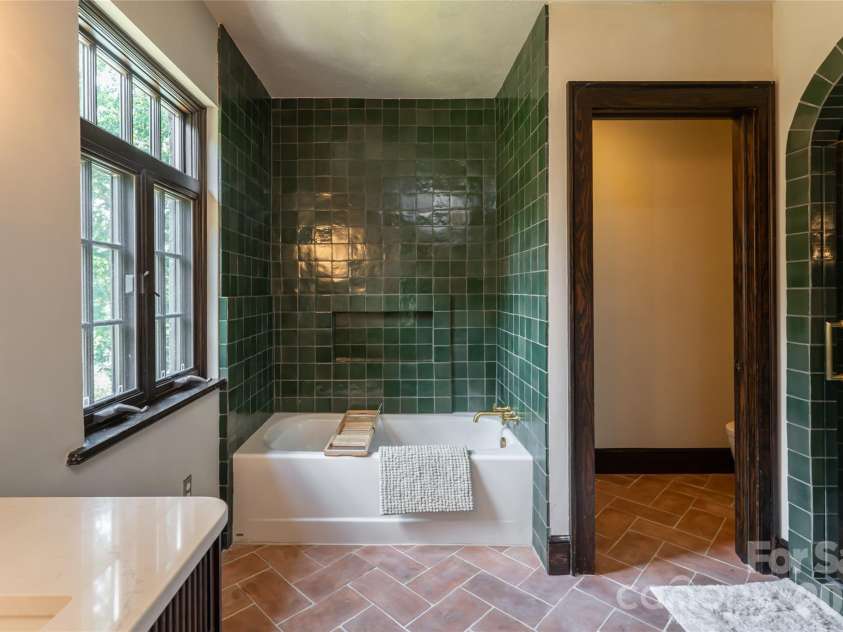 21 Lynwood Road, Asheville, NC 28804.  MLS# CAR4403141, YatesRealty ID 37799. 