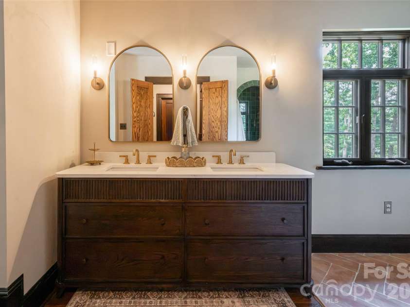 21 Lynwood Road, Asheville, NC 28804.  MLS# CAR4403141, YatesRealty ID 37799. 