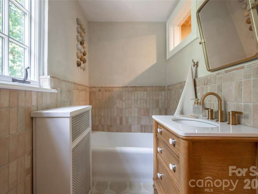21 Lynwood Road, Asheville, NC 28804.  MLS# CAR4403141, YatesRealty ID 37799. 