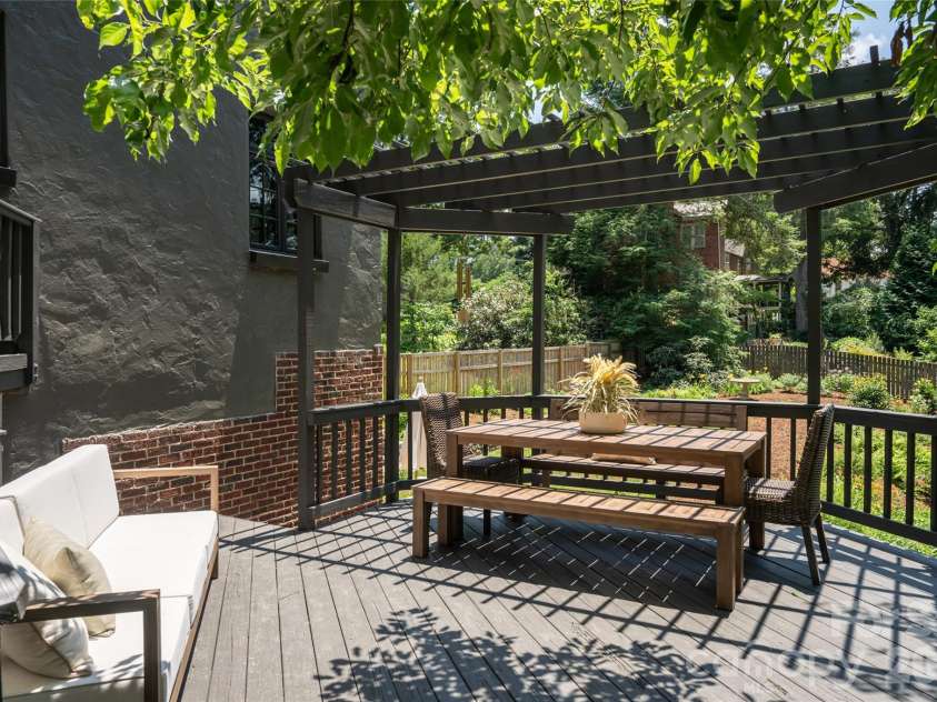 21 Lynwood Road, Asheville, NC 28804.  MLS# CAR4403141, YatesRealty ID 37799. 
