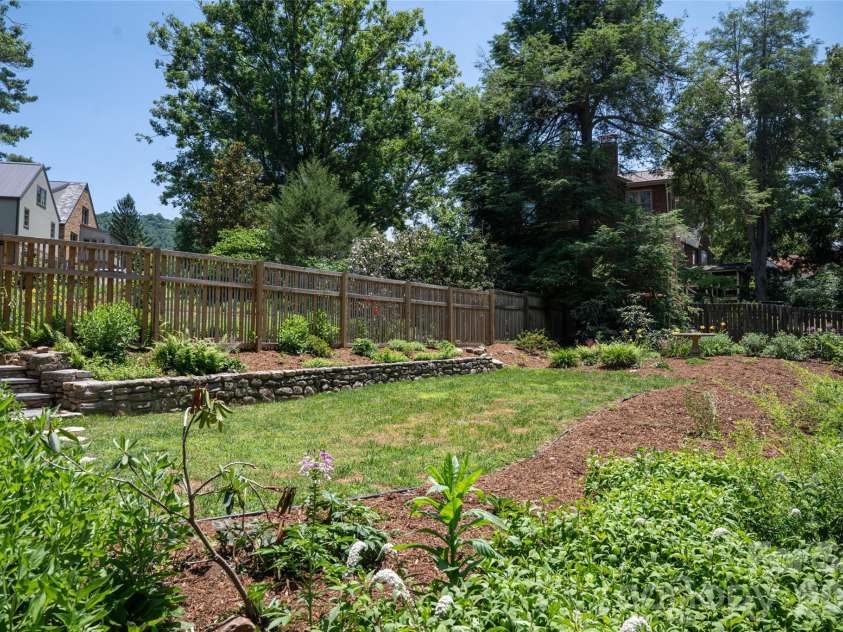 21 Lynwood Road, Asheville, NC 28804.  MLS# CAR4403141, YatesRealty ID 37799. 