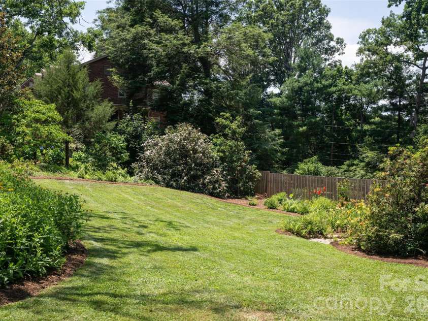 21 Lynwood Road, Asheville, NC 28804.  MLS# CAR4403141, YatesRealty ID 37799. 
