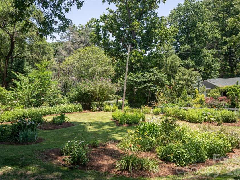 21 Lynwood Road, Asheville, NC 28804.  MLS# CAR4403141, YatesRealty ID 37799. 