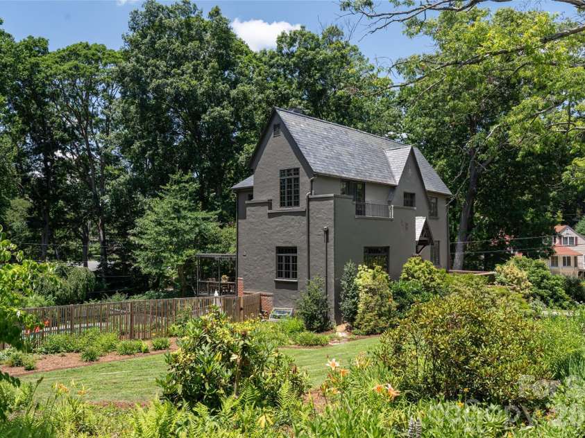 21 Lynwood Road, Asheville, NC 28804.  MLS# CAR4403141, YatesRealty ID 37799. 