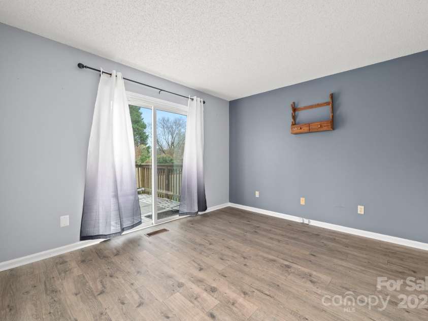 27 Capri Lane, Hendersonville, NC 28791.  MLS# CAR4323104, YatesRealty ID 378. Guest BR