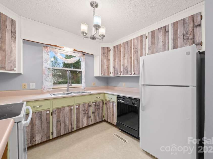 27 Capri Lane, Hendersonville, NC 28791.  MLS# CAR4323104, YatesRealty ID 378. Kitchen