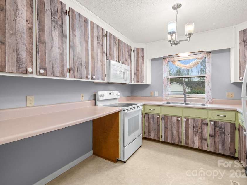 27 Capri Lane, Hendersonville, NC 28791.  MLS# CAR4323104, YatesRealty ID 378. Kitchen