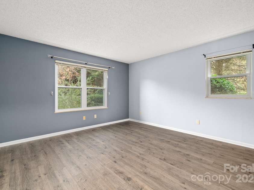 27 Capri Lane, Hendersonville, NC 28791.  MLS# CAR4323104, YatesRealty ID 378. Primary BR