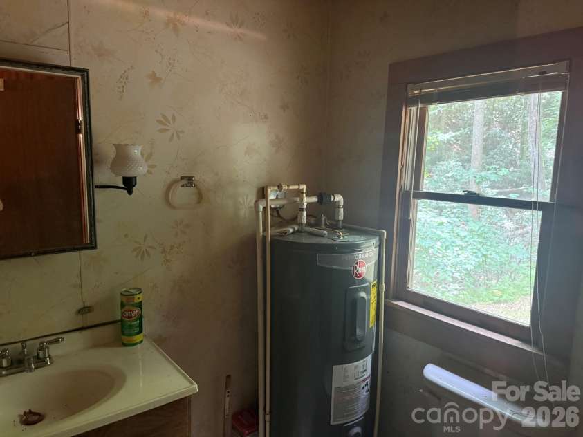 181 Lyman Lane, Rosman, NC 28772.  MLS# CAR4403958, YatesRealty ID 37806. 