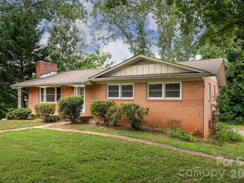 52 Blake Drive, Arden, NC 28704.  MLS# CAR4392917, YatesRealty ID 37808. 