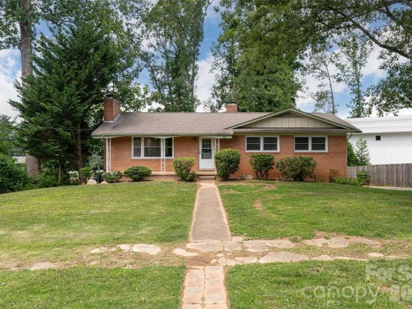 52 Blake Drive, Arden, NC 28704.  MLS# CAR4392917, YatesRealty ID 37808. 