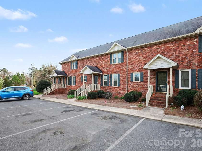 1162 Crestmont Drive, Concord, NC 28025.  MLS# CAR4357805, YatesRealty ID 37818. 