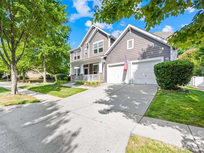 8703 Lake Pines Drive, Cornelius, NC 28031.  MLS# CAR4403233, YatesRealty ID 37820. Driveway