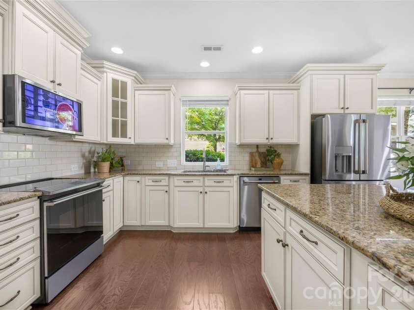 8703 Lake Pines Drive, Cornelius, NC 28031.  MLS# CAR4403233, YatesRealty ID 37820. Kitchen w/ Appliances