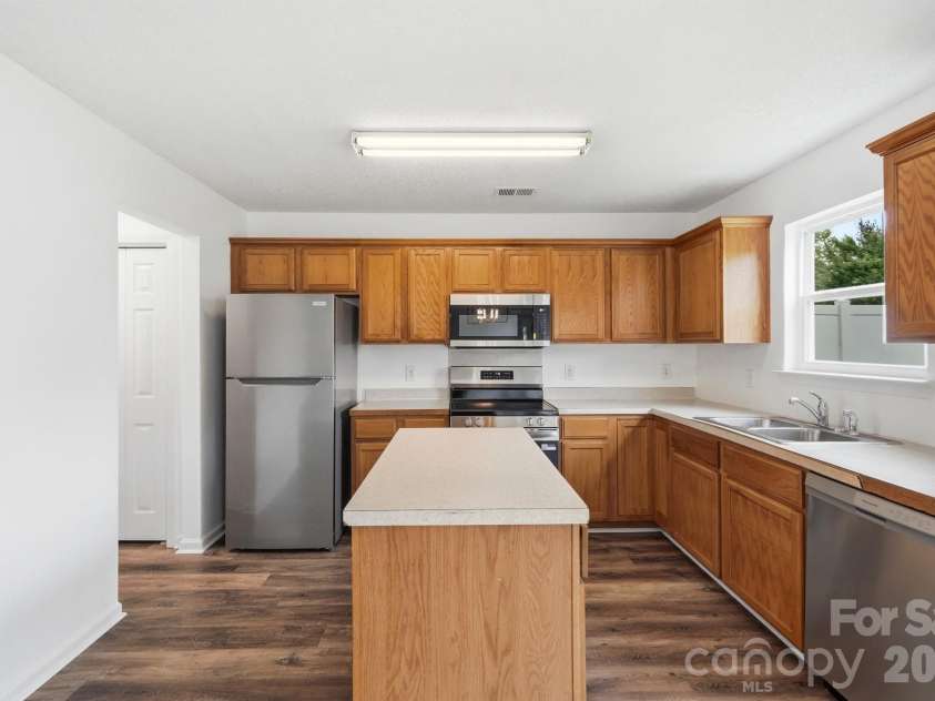 9534 Bradstreet Commons Way, Charlotte, NC 28215.  MLS# CAR4398378, YatesRealty ID 37824. 