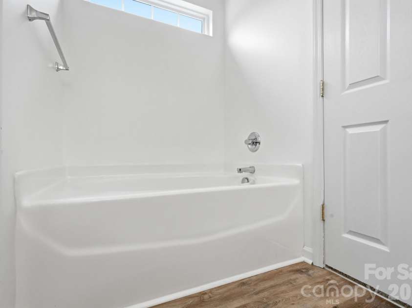 9534 Bradstreet Commons Way, Charlotte, NC 28215.  MLS# CAR4398378, YatesRealty ID 37824. 