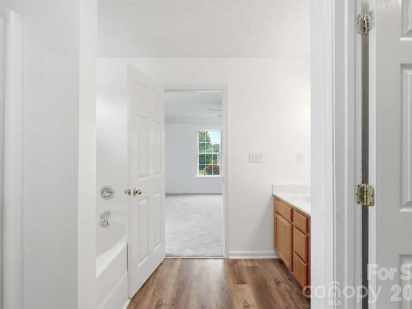9534 Bradstreet Commons Way, Charlotte, NC 28215.  MLS# CAR4398378, YatesRealty ID 37824. 