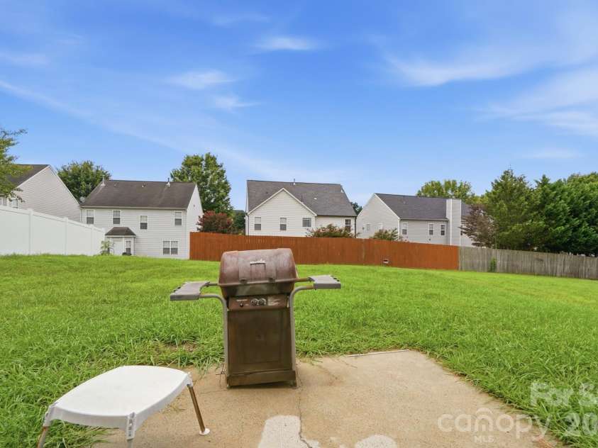 9534 Bradstreet Commons Way, Charlotte, NC 28215.  MLS# CAR4398378, YatesRealty ID 37824. 