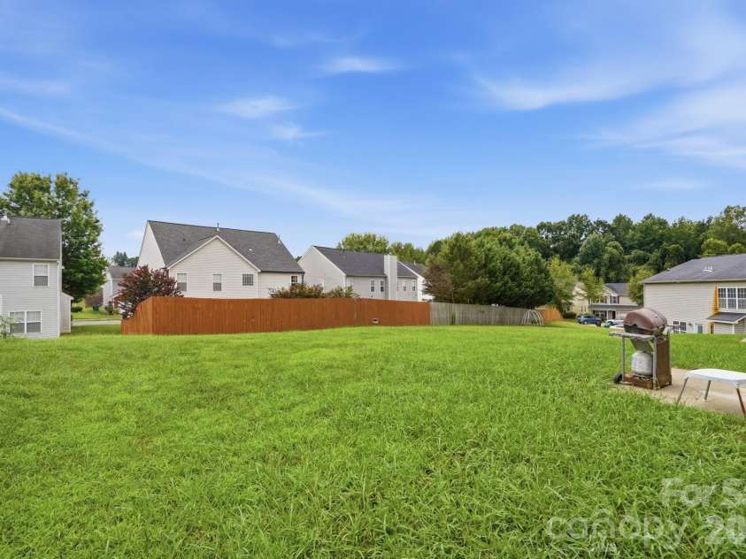 9534 Bradstreet Commons Way, Charlotte, NC 28215.  MLS# CAR4398378, YatesRealty ID 37824. 
