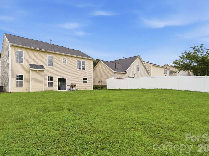 9534 Bradstreet Commons Way, Charlotte, NC 28215.  MLS# CAR4398378, YatesRealty ID 37824. 