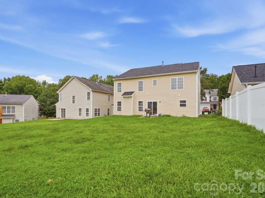 9534 Bradstreet Commons Way, Charlotte, NC 28215.  MLS# CAR4398378, YatesRealty ID 37824. Gorgeous Backyard