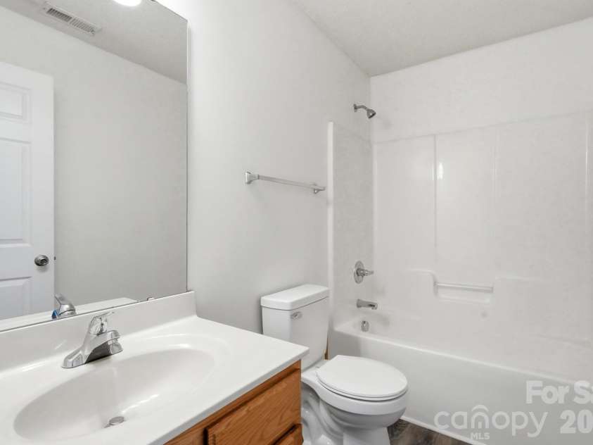 9534 Bradstreet Commons Way, Charlotte, NC 28215.  MLS# CAR4398378, YatesRealty ID 37824. Hall Bath