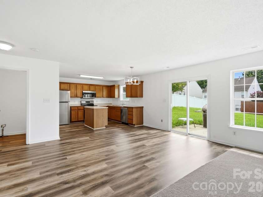 9534 Bradstreet Commons Way, Charlotte, NC 28215.  MLS# CAR4398378, YatesRealty ID 37824. New LVP