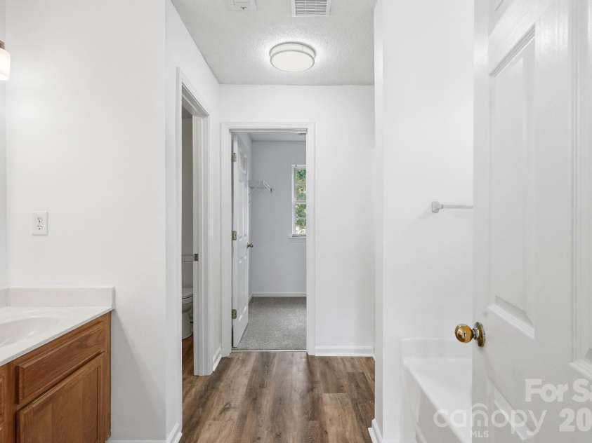 9534 Bradstreet Commons Way, Charlotte, NC 28215.  MLS# CAR4398378, YatesRealty ID 37824. Primary Bath