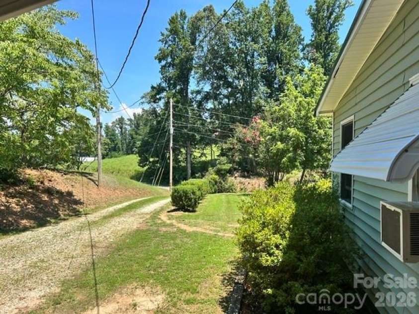 1174 Stacy Hill Road, Marion, NC 28752.  MLS# CAR4346746, YatesRealty ID 37832. Driveway