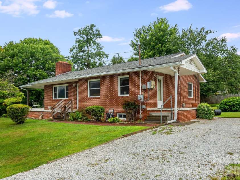 4 Brad Street, Asheville, NC 28803.  MLS# CAR4404009, YatesRealty ID 37835. 
