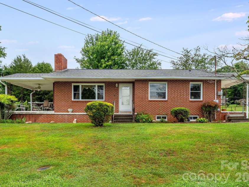 4 Brad Street, Asheville, NC 28803.  MLS# CAR4404009, YatesRealty ID 37835. 