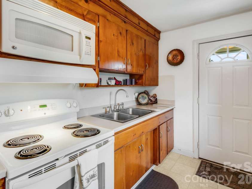 4 Brad Street, Asheville, NC 28803.  MLS# CAR4404009, YatesRealty ID 37835. 