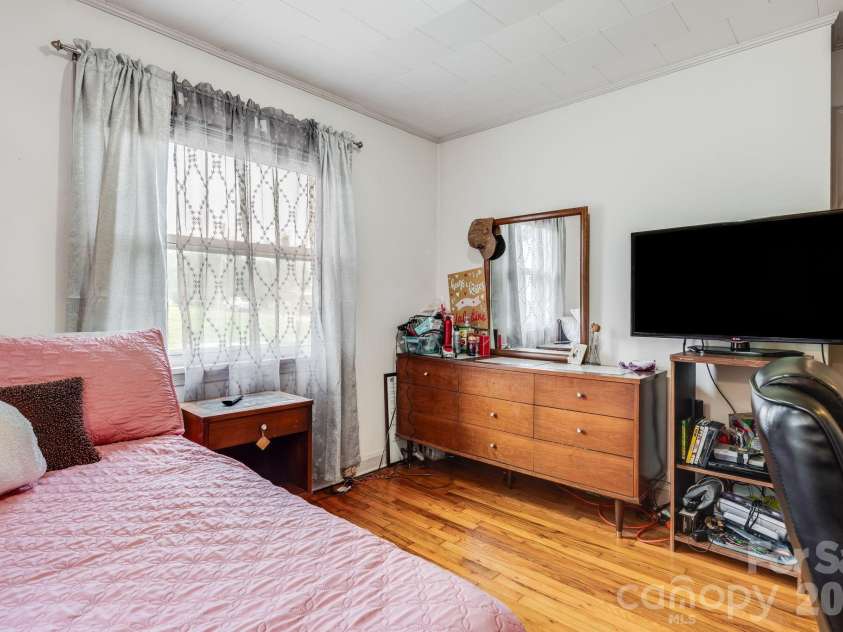 4 Brad Street, Asheville, NC 28803.  MLS# CAR4404009, YatesRealty ID 37835. 