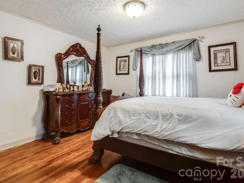 4 Brad Street, Asheville, NC 28803.  MLS# CAR4404009, YatesRealty ID 37835. 