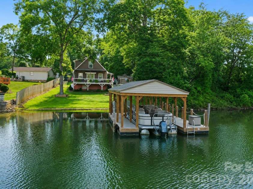 6208 Vandresser Point, Hickory, NC 28601.  MLS# CAR4404972, YatesRealty ID 37837. 