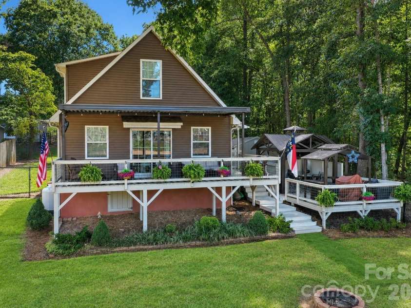 6208 Vandresser Point, Hickory, NC 28601.  MLS# CAR4404972, YatesRealty ID 37837. 