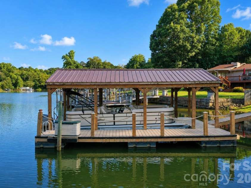 6208 Vandresser Point, Hickory, NC 28601.  MLS# CAR4404972, YatesRealty ID 37837. 